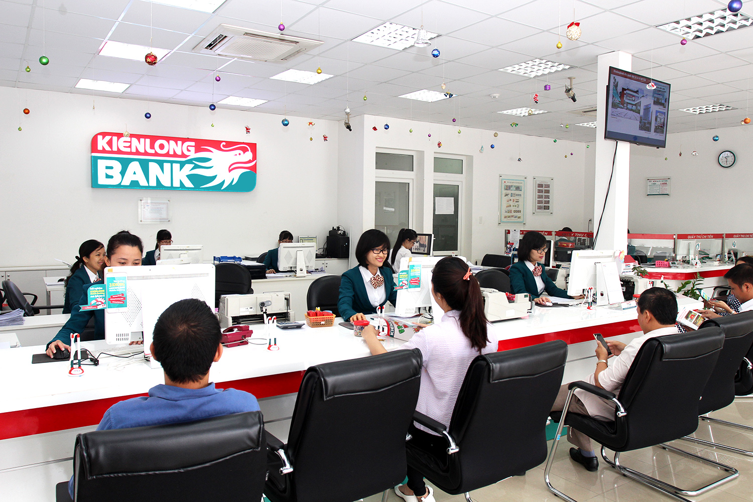 Các khách hàng cá nhân và khách hàng doanh nghiệp có tài khoản tiền gửi thanh toán tại Kienlongbank sẽ được miễn phí hoàn toàn
