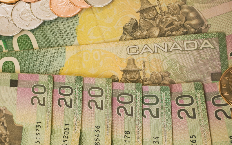 Khi nào cần đổi tiền Việt sang đô Canada và ngược lại?