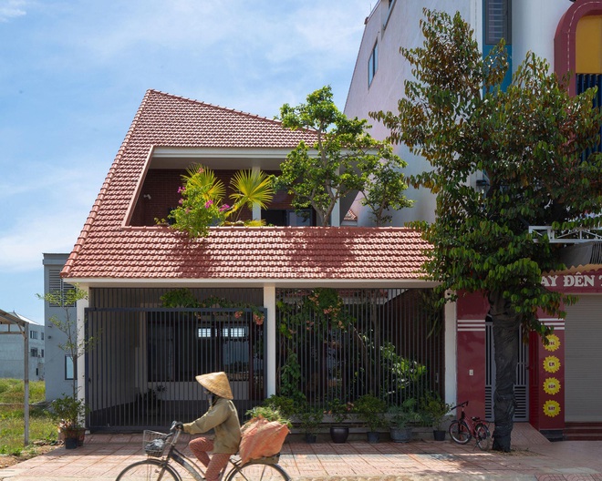 Căn nhà đương đại với kiểu dáng cổng làng và mái đình thuần Việt
